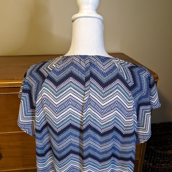 MAURICES CHEVERON Patterned Strappy V-Neck Blouse 1X - Picture 4 of 10